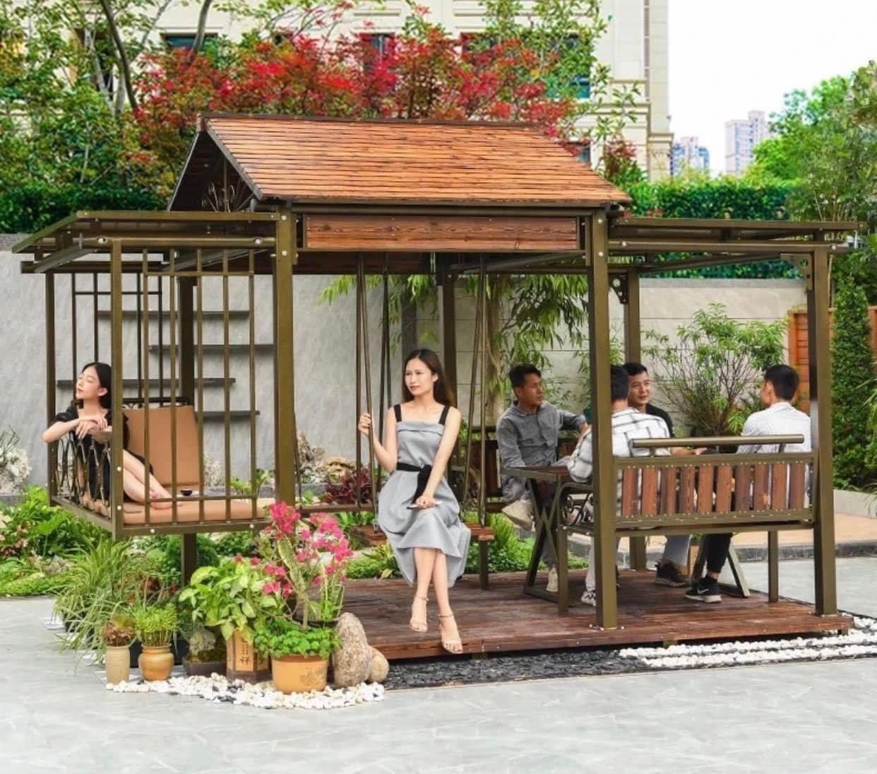 Chòi sân vườn kết hợp xích đu, võng là góc thư giãn lý tưởng cho không gian ngoài trời.