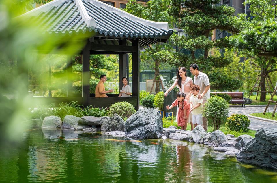 Chòi sân vườn mái ngói mang đến vẻ đẹp truyền thống, gần gũi và chắc chắn.