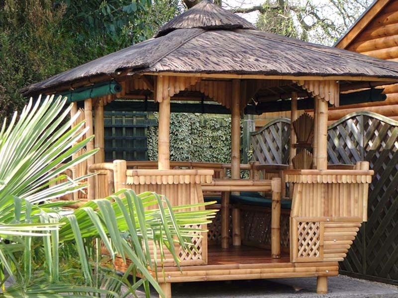 Chòi tre nứa mang đậm nét văn hóa làng quê, tạo không gian mộc mạc và gần gũi với thiên nhiên.