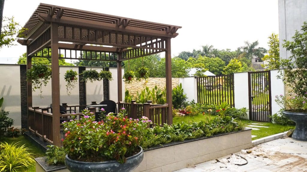 Nhà chòi sân vườn được ưa chuộng nhờ tính thư giãn và thẩm mỹ cao.